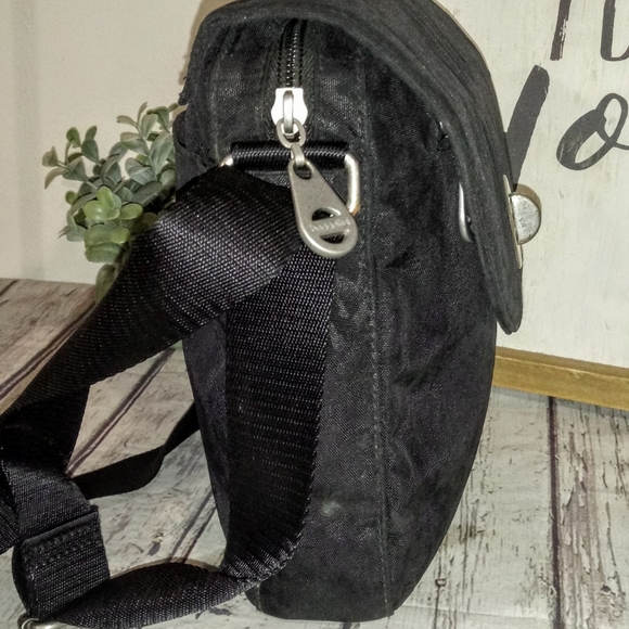 🖤 Baggallini Beijing Black Nylon Crossbody Messenger Travel Bag Cheetah Print - Picture 4 of 8